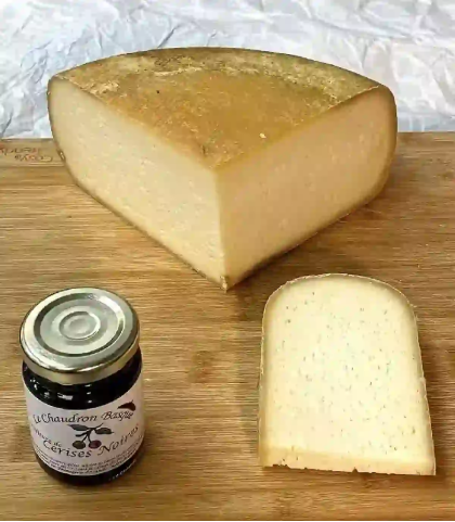 Quart de tomme vache lait cru artisanale Pyrénées — affinage 8 semaines