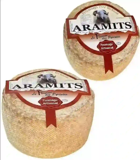 Deux tommettes de brebis Pays d'Aramits — croûte naturelle frottée à la main