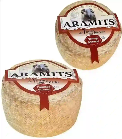 Deux tommettes de brebis Pays d'Aramits — croûte naturelle frottée à la main