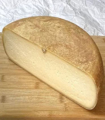 1/2 Tomme de vache lait cru artisanale des Pyrénées